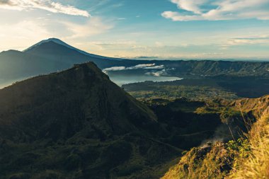 Batur volkanı ve Batur Gölü, Bali, Endonezya 'dan manzara.