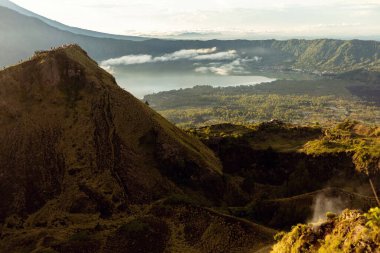 Batur volkanı ve Batur Gölü, Bali, Endonezya 'dan manzara.