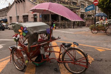 Malezya 'da turistler için geleneksel ulaşım aracı, Penang, Malezya' da sokağa park edilmiş üç tekerlekli bisiklet