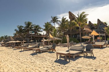 Tulum 'daki cennet kumsalı, güneş şemsiyeleri ve kumsaldaki güneş yatakları, Tulum, Meksika