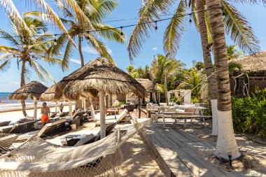 Tulum 'daki cennet kumsalı, güneş şemsiyeleri ve kumsaldaki güneş yatakları, Tulum, Meksika
