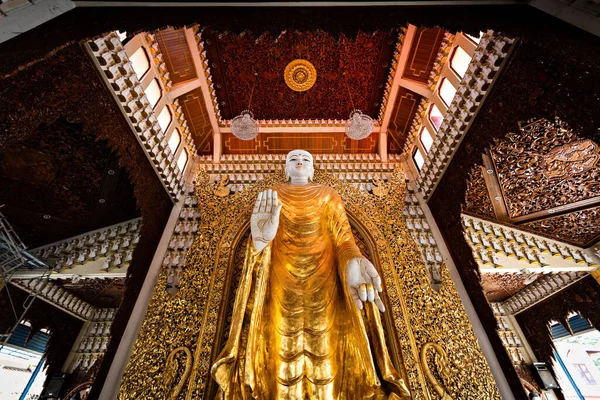Статуя Золотого Будды Бирманском Буддийском Храме Дхаммикарама Пенанг Малайзия — стоковое фото