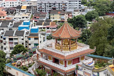Georgetown, Penang, Malezya 'daki Kek Lok Si Budist Tapınağı' nın havadan görünüşü