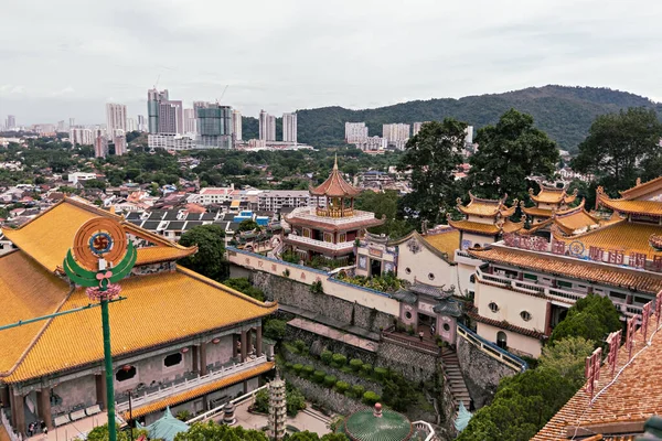 Georgetown, Penang, Malezya 'daki Kek Lok Si Budist Tapınağı' nın havadan görünüşü