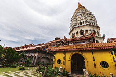 George Town, Penang, Malezya 'daki tipik Çin tapınağı. George Town, Penang, Malezya 'daki Kek Lok Si Budist Tapınağı