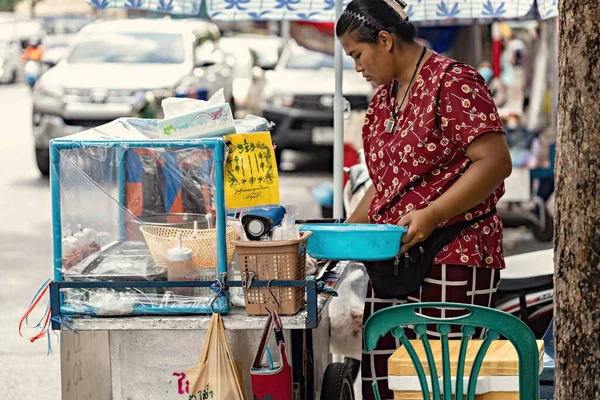 Vrouw Die Straatvoedsel Kookt Bangkok Thailand — Stockfoto