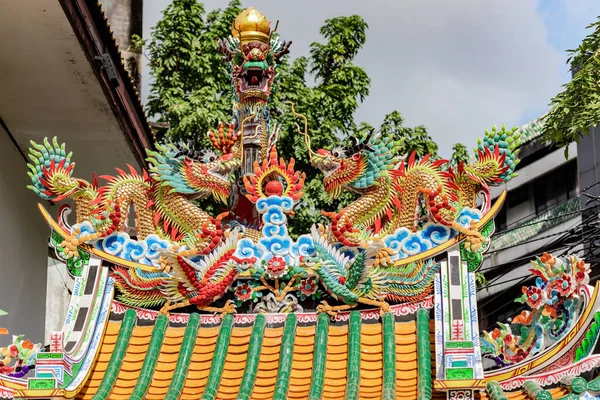 中華街の中国寺院屋根の龍 — ストック写真