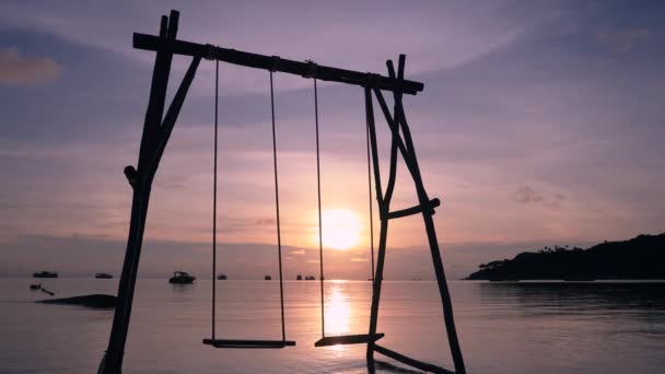 Schaukeln Strand Bei Sonnenuntergang Thailand — Stockvideo