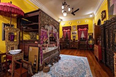 Peranakan Malikanesi 'nin tarihi yatak odaları, eski ahşap mobilyalar ve dekorlar yatak odasında, Georgetown, Penang
