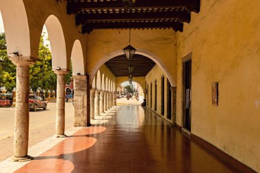 Geleneksel Meksika tarzı renkli evler Valladolid kasabası, Yucatan, Meksika