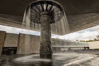 Mexico City 'deki Antropoloji Müzesi' nin dışında. Müzenin girişindeki çeşme.