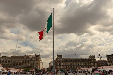 Mexico City 'deki Zocalo Meydanı' nın merkezinde büyük bir bayrak var.