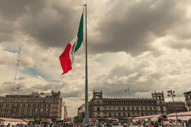 Mexico City 'deki Zocalo Meydanı' nın merkezinde büyük bir bayrak var.