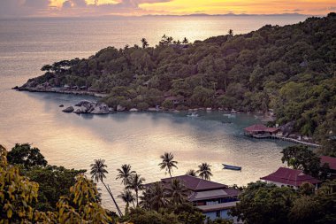 Günbatımındaki tropik körfezin havadan görünüşü Koh Tao, Tayland