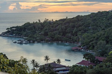 Günbatımındaki tropik körfezin havadan görünüşü Koh Tao, Tayland