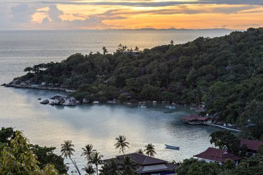 Günbatımındaki tropik körfezin havadan görünüşü Koh Tao, Tayland