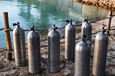 İskelede dalış tankları, dalış ekipmanları