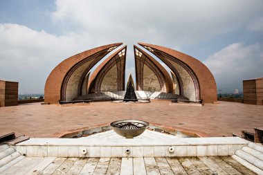 Pakistan Anıt ve Miras Müzesi Pakistan 'ın İslamabad kentindeki Shakarparian Tepeleri' nin batısında yer almaktadır.