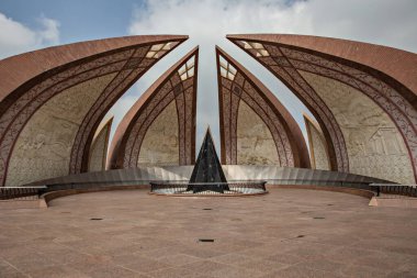 Pakistan Anıt ve Miras Müzesi Pakistan 'ın İslamabad kentindeki Shakarparian Tepeleri' nin batısında yer almaktadır.