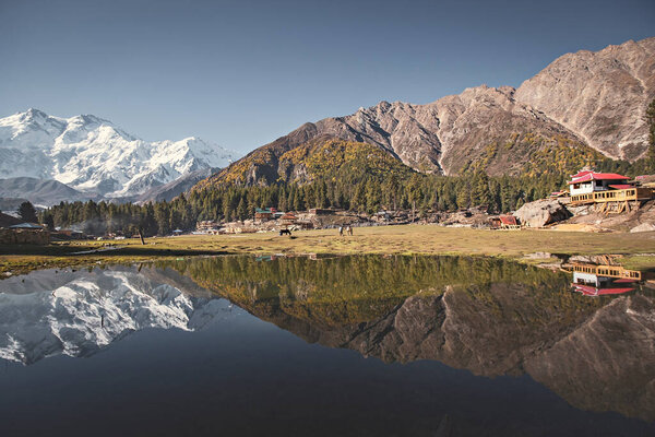 Нанга Парбат в озере, прекрасный вид на горы из Fairy Meeks, Пакистан