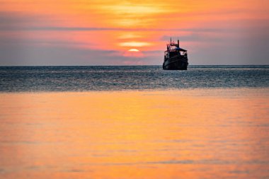 Sahilde teknelerle muhteşem bir gün batımı, Koh Tao, Tayland