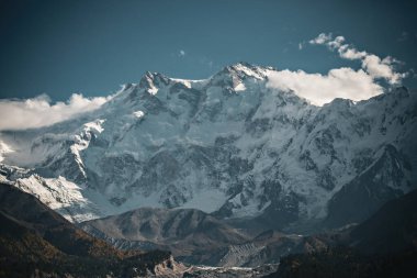 Nanga Parbat Dağı 'nın güzel sonbahar manzarası Pakistan' daki Nanga Parbat Ana Kampı 'na giderken çekilmiş bir fotoğraf.