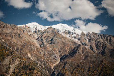 Nanga Parbat Dağı 'nın güzel sonbahar manzarası Pakistan' daki Nanga Parbat Ana Kampı 'na giderken çekilmiş bir fotoğraf.