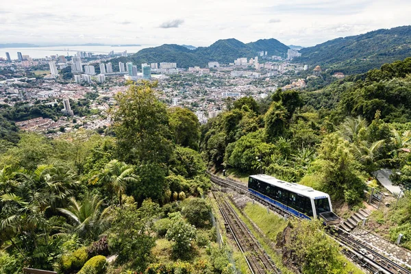 Füniküler Penang Hill 'deki en üst istasyona gidiyor. George Town hava manzaralı, Malezya