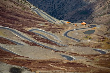 Babusar Geçidi 'ndeki dağ yolu, Pakistan' ın en yüksek yollarından biri.