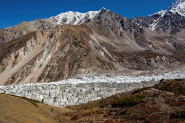 Nanga Parbat dağının zirvesi sabah güneşle aydınlandı, Pakistan
