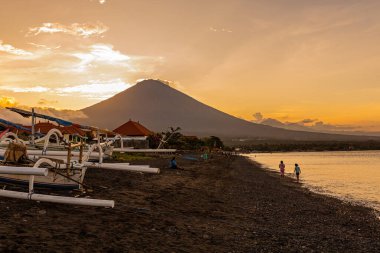 Endonezya, Bali 'deki Amed plajından Agung volkanının nefes kesici günbatımı manzarası