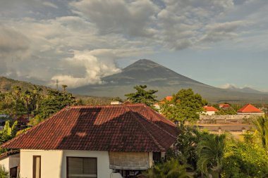 Endonezya, Bali 'deki Amed plajından Agung volkanı nefes kesici görünüyor.