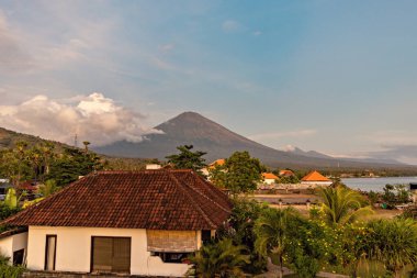 Agung volkanı ve Amed plajı, Bali, Endonezya 'nın güzel manzarası