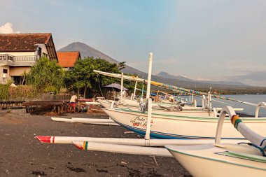 Agung volkanı ve Amed plajı, Bali, Endonezya 'nın güzel manzarası
