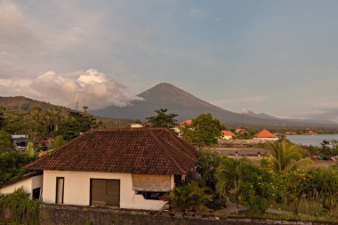 Agung volkanı ve Amed plajı, Bali, Endonezya 'nın güzel manzarası
