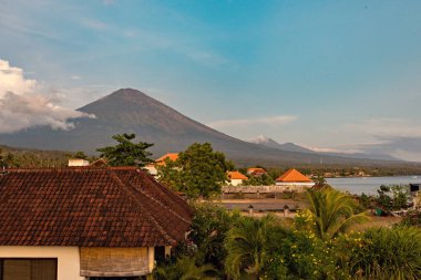 Agung volkanı ve Amed plajı, Bali, Endonezya 'nın güzel manzarası