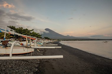 Agung volkanı ve Amed plajı, Bali, Endonezya 'nın güzel manzarası