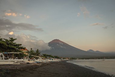 Agung volkanı ve Amed plajı, Bali, Endonezya 'nın güzel manzarası
