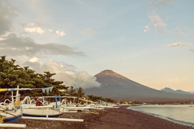 Agung volkanı ve Amed plajı, Bali, Endonezya 'nın güzel manzarası