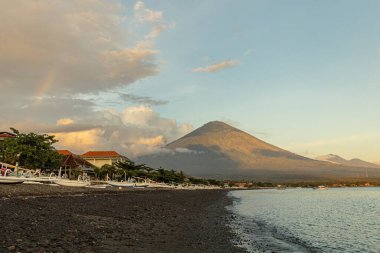 Agung volkanı ve Amed plajı, Bali, Endonezya 'nın güzel manzarası