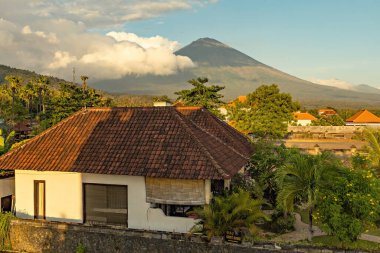 Agung volkanı ve Amed plajı, Bali, Endonezya 'nın güzel manzarası