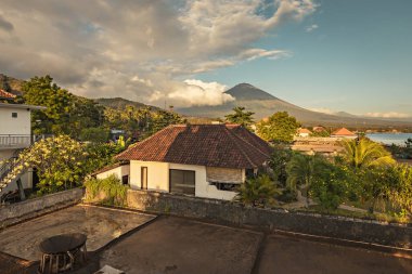 Agung volkanı ve Amed plajı, Bali, Endonezya 'nın güzel manzarası