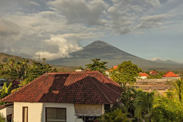 Endonezya, Bali 'deki Amed plajından Agung volkanı nefes kesici görünüyor.