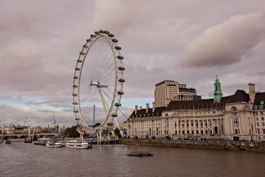 Kasvetli bulutlu bir günde Londra Göz Dönme dolabı, İngiltere