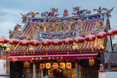 Chinese temple roof in Malaysia. TRANSLATION: Chinese temple