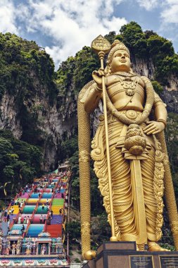 Kuala Lumpur 'daki Batu Mağaralarını ziyaret eden insanlar. Malezya 'daki Batu Mağaralarının girişindeki dev Murugan heykeli