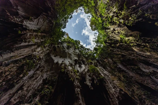 Batu Jeskyně Vápencové Hory Jeskyně Pohled Odspodu Kuala Lumpur Malajsie — Stock fotografie
