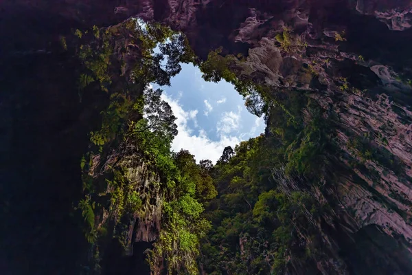 Batu Grottor Kalksten Berg Grotta Utsikt Fron Botten Kuala Lumpur — Stockfoto