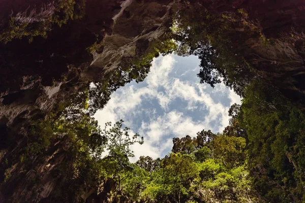 Batu Σπηλιές Ασβεστόλιθο Βουνά Σπηλιά Θέα Από Τον Πυθμένα Στην — Φωτογραφία Αρχείου