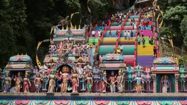 Personas Que Visitan Cuevas Batu Ciudad Kuala Lumpur Estatua Gigante — Vídeo de stock